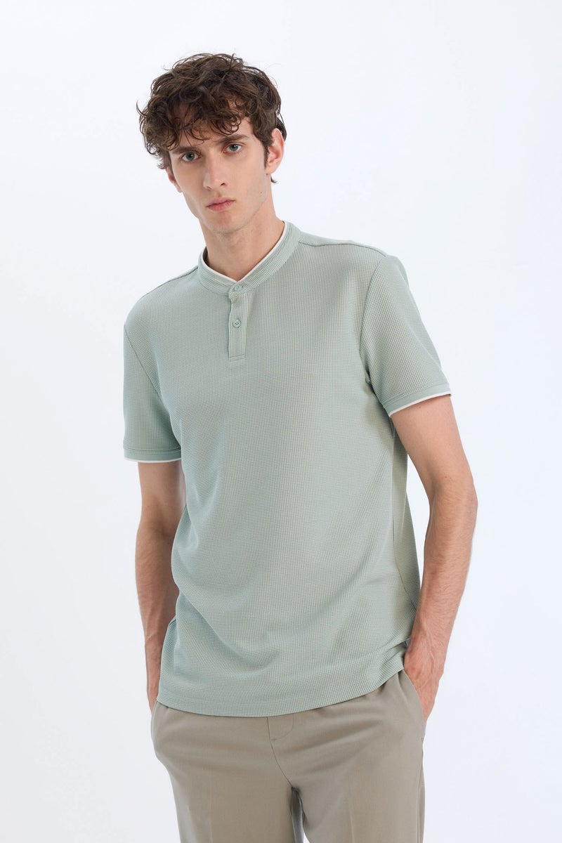 ديفاكتو تيشيرت بولو سليم فيت وافل بياقة عالية - Image 4